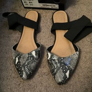 Snake print flat shoes